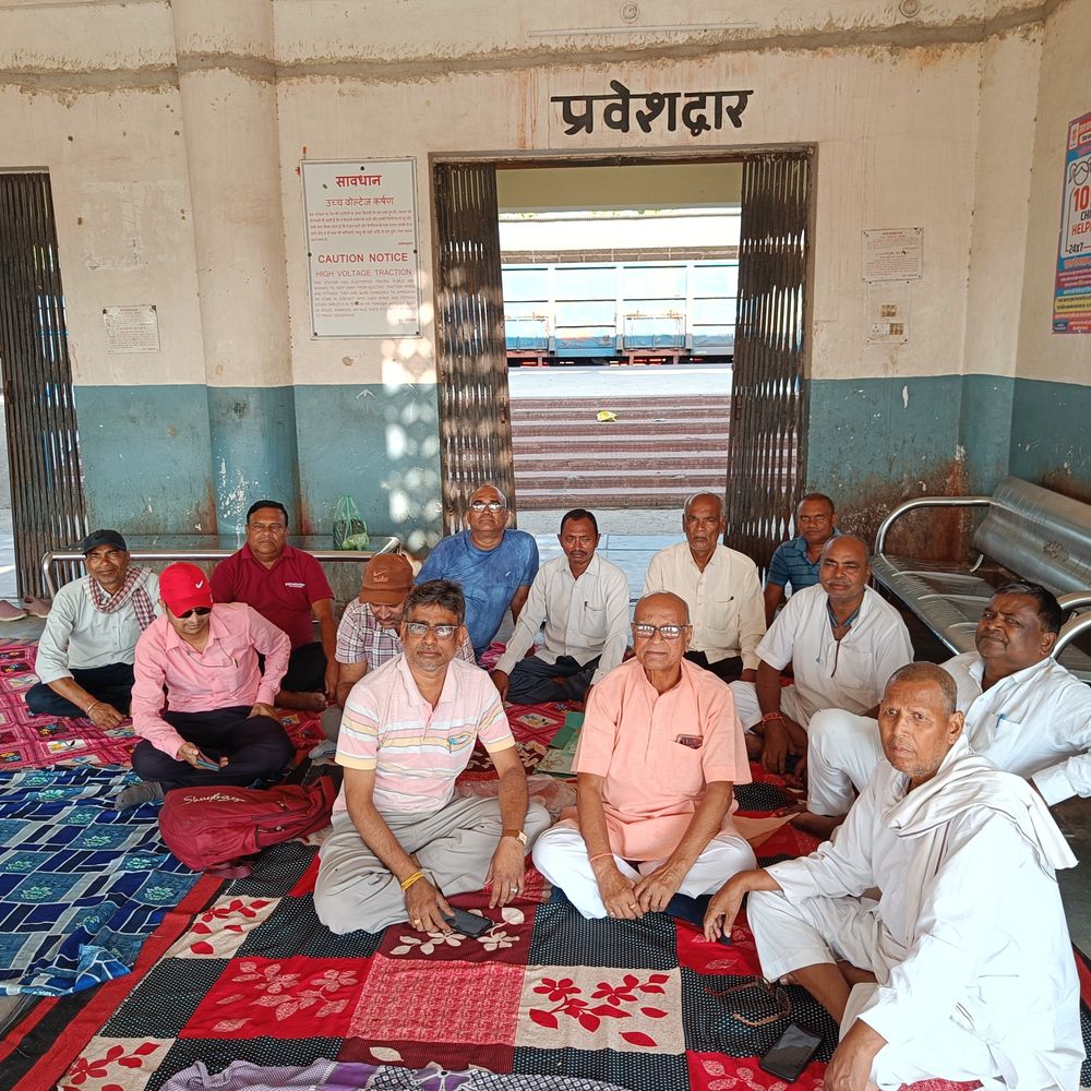धौनी स्टेशन पर कविगुरु एक्सप्रेस ठहराव में देरी:स्थानीय लोगों में आक्रोश, बोले-GM ने प्रायोगिक ठहराव का दिया था निर्देश