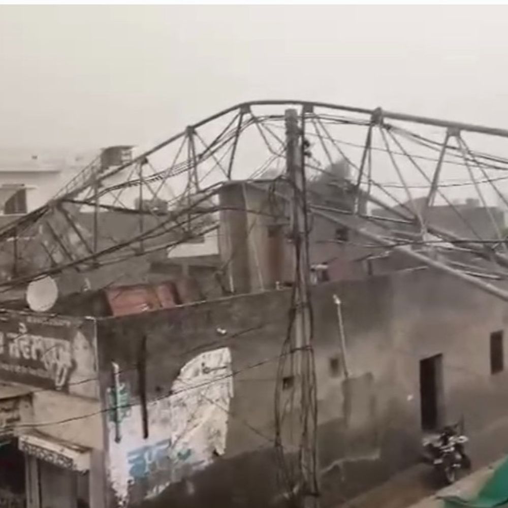 अबोहर तेज अंधड़ का कहर:मकानों पर गिरा 30 साल पुराना BSNL टावर, कई जगह घरों को नुकसान-छज्जे ढहे, बाल-बाल बचे लोग