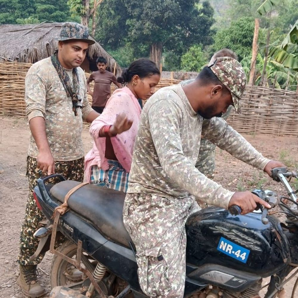 ITBP जवानों ने बीमार महिला को अस्पताल पहुंचाया:नारायणपुर के दुर्गम जंगल से बाइक की मदद से CHC में कराया गया भर्ती