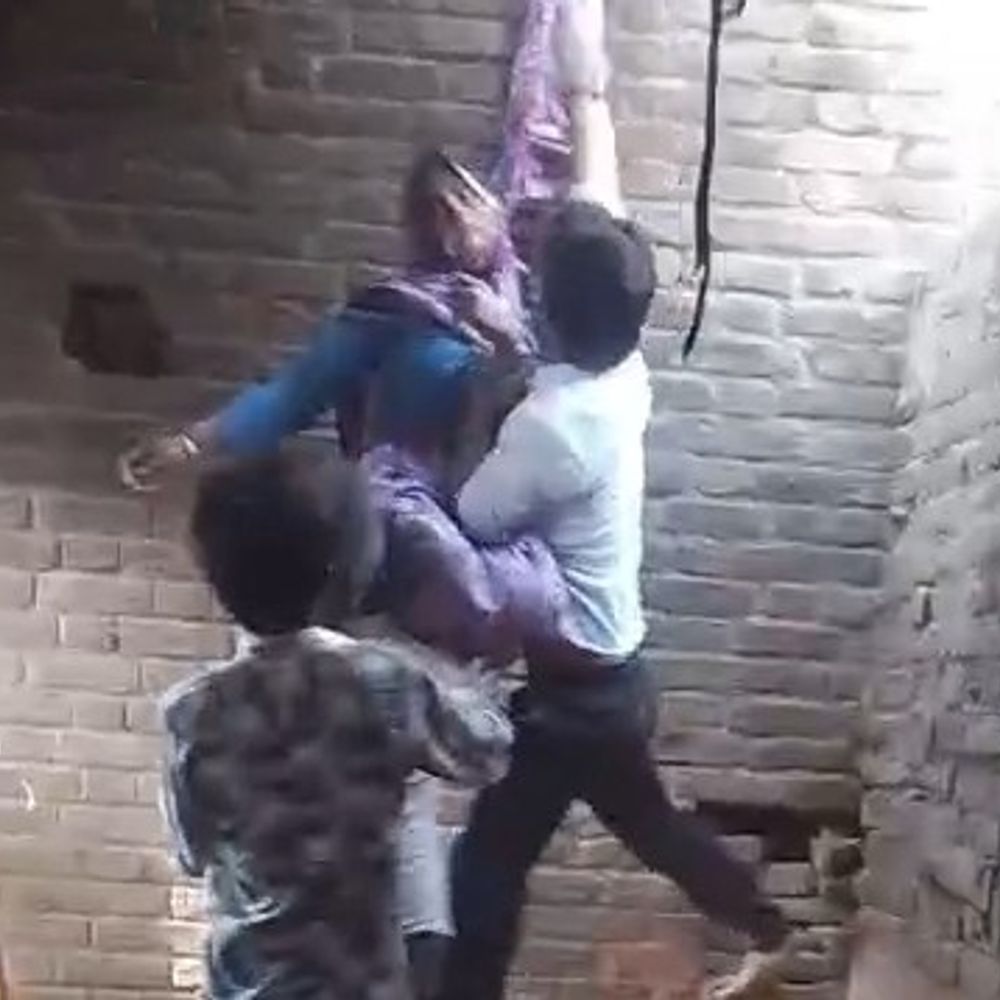 पीलीभीत में महिला ने सुसाइड का प्रयास किया:परिजनों ने फंदा काटकर बचाया, घरवाले बोले- फंसाने के लिए उठाया कदम