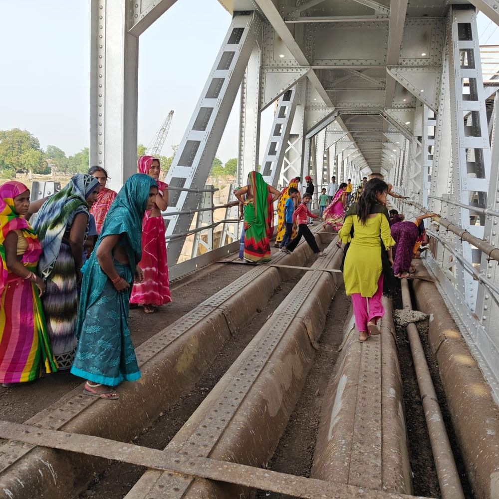 टोंस नदी में चार युवक डूबे, एक की मौत:प्रयागराज में मछुआरों की मदद से एक सुरक्षित, दो की तलाश जारी
