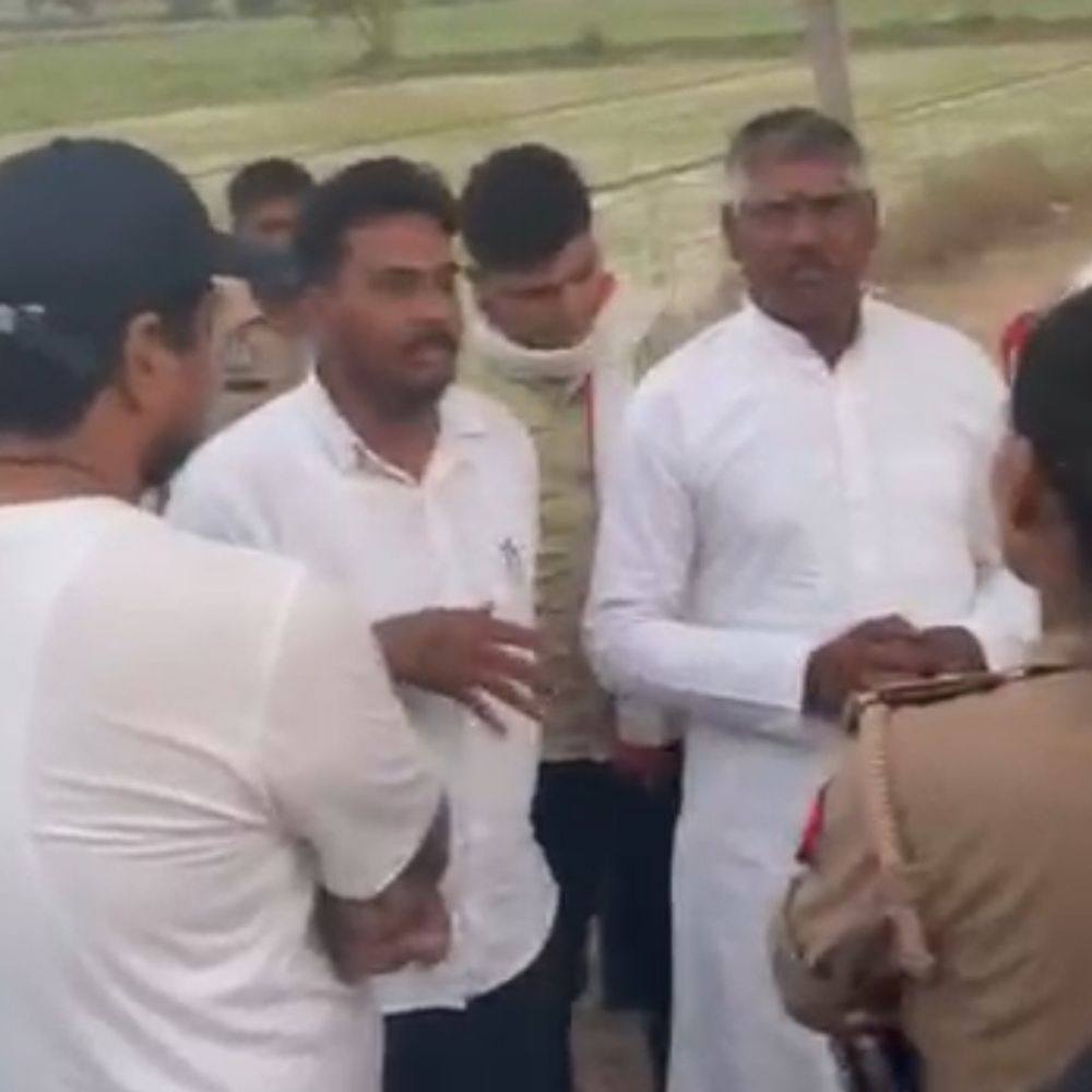 मेरठ छात्रा हत्याकांड: गांव में सुरक्षा कड़ी:बैरिकेडिंग पार कर पीड़ित परिवार से मिले हरेंद्र जाटव