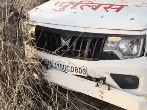 थार के पीछे लगी पुलिस गाड़ी टकराई,कांस्टेबल ड्राइवर की मौत:SHO भी घायल हुए,सीकर में नाकाबंदी तोड़कर नवलगढ़ की तरफ गई थी गाड़ी