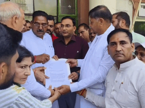 महंगाई और भ्रष्टाचार पर कांग्रेस का प्रदर्शन:कुरुक्षेत्र SDM को राष्ट्रपति के नाम ज्ञापन, अरोड़ा बोले- HPSC-पेपर लीक में हुआ शोषण
