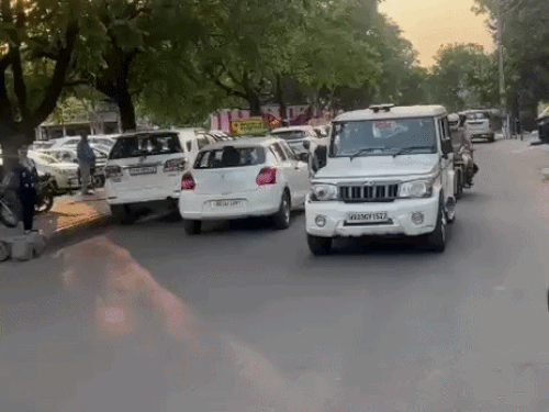 पंचकूला पुलिस ने शहर में निकाला फ्लैग मार्च:गाड़ियों के काफिले, सशस्त्र स्वैट कमांडो रहे मौजूद, मतदान केन्द्रों का निरीक्षण किया