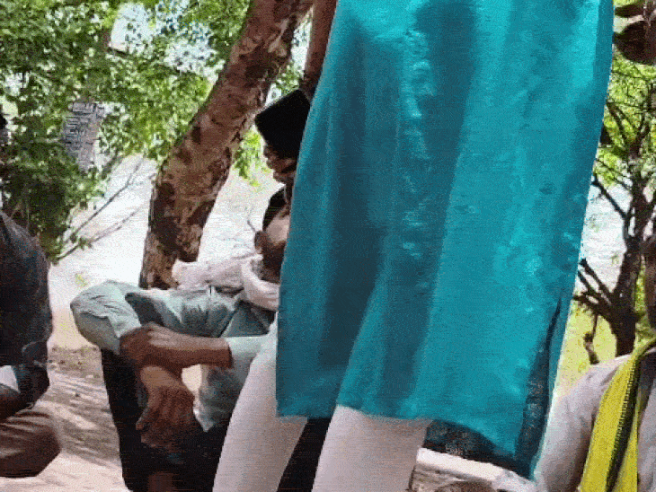 नीमच में युवती ने समाज अध्यक्ष को थप्पड़ मारे:मंदिर में बैठक के दौरान हंगामा, कॉलर पकड़कर बोली- तू होता कौन है…