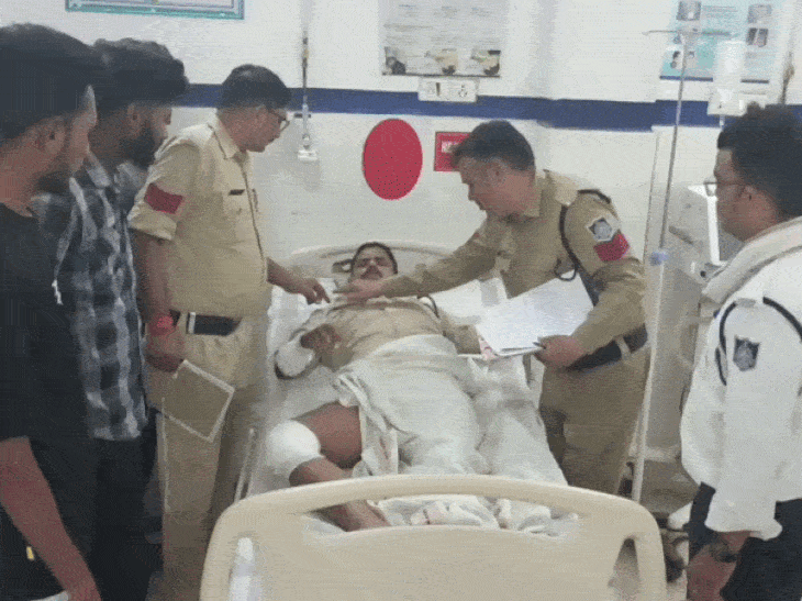 पन्ना में कार ने कॉन्स्टेबल को टक्कर मारी:बाइक से मझगवां चौकी जा रहा जवान घायल; ड्राइवर मौके से भागा