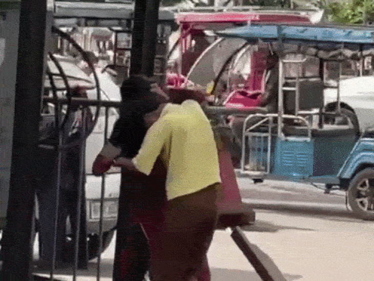 बाल खींचकर लातें मारतीं महिलाओं का VIDEO:छतरपुर में बीच सड़क पर भिड़ीं, एक-दूसरे को घसीटा; छत्रसाल चौराहे पर हुआ विवाद