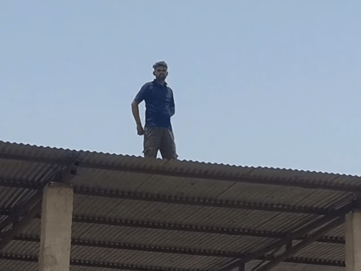 हाईवे चौड़ीकरण में प्लांट हटाने पहुंची टीम का विरोध:छतरपुर में कम मुआवजे का आरोप लगाकर टीनशेड पर चढ़ा मालिक, पुलिस ने उतारा