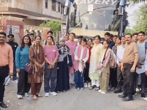 मेरठ के यूपी बोर्ड टॉपर्स को अखिलेश यादव करेंगे सम्मानित:सरधना विधायक अतुल प्रधान के नेतृत्व में पत्नी सीमा प्रधान छात्रों को लेकर पहुंची लखनऊ