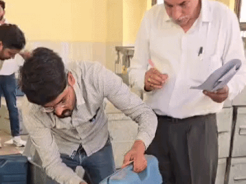 सोनीपत में 264 पॉलिंग पार्टियों का दूसरा रैंडमाइजेशन पूरा:सभी पॉलिंग पार्टियों को केंद्र आवंटित; प्रशिक्षण और निष्पक्ष चुनाव के लिए सख्त निर्देश जारी