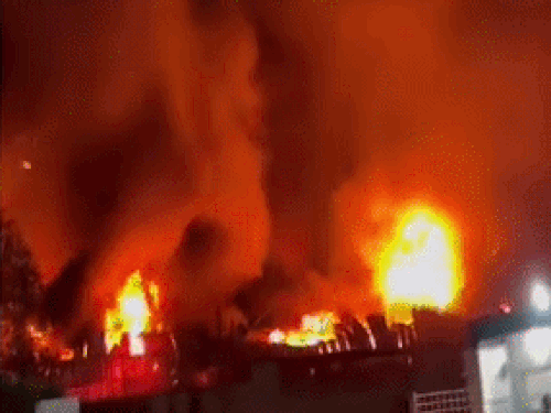 रेवाड़ी की सोलर कंपनी में धमाके के साथ लगी आग:लाखों का नुकसान, हडकंप मचा; 12 फायर ब्रिगेड की गाड़ियां बुझाने में जुटी