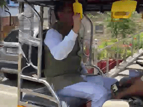 ई-रिक्शा से बैठक में पहुंचे एमएलसी धर्मेंद्र भारद्वाज:प्रधानमंत्री द्वारा की गई अपील का मेरठ में भाजपा जनप्रतिनिधियों ने किया पालन