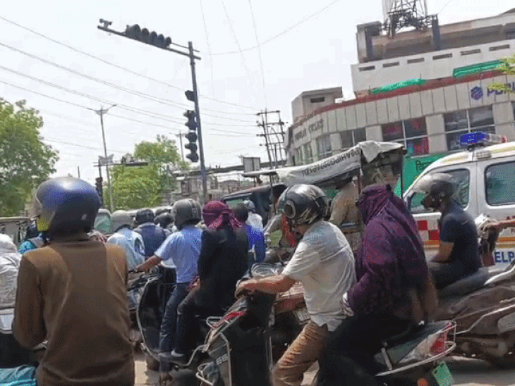 भाीषण गर्मी में जाम में तप रहे वाहन चालक:MG-रोड पर लगी वाहनों की लाइन, मैट्रो बैरिकेडिंग से सकरी हुई सड़क बन रही वजह