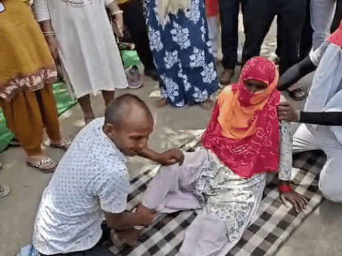 मेरठ में बिना दवा खाए दर्द के इलाज का दावा:इलाज कराने वाले मरीजों की सड़क किनारे लंबी लाइन, भगवान शिव के नाम से दर्द गायब