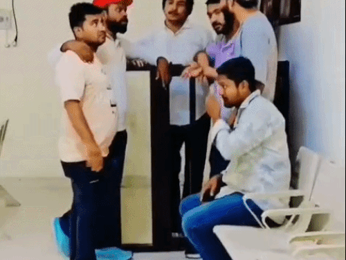 मेरठ कोर्ट में पेशी के दौरान हिस्ट्रीशीटर ने बनाई रील:लगभग एक महीने पहले ही आया जेल से बाहर, कोर्ट परिसर की सुरक्षा पर उठे सवाल