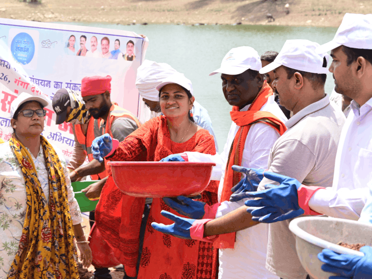 गंगा दशहरा पर चौपड़ा तालाब में जनप्रतिनिधियों ने किया श्रमदान:जल गंगा संवर्धन अभियान में जल संरक्षण और पौधरोपण को जनभागीदारी से जोड़ने पर जोर