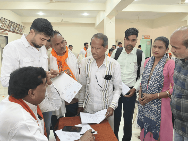रोजगार दिलाने के नाम पर 3200 युवाओं से ठगी:हरदा में जनसुनवाई में शिकायत; पूर्व मंत्री ने FIR दर्ज करने के लिए कहा