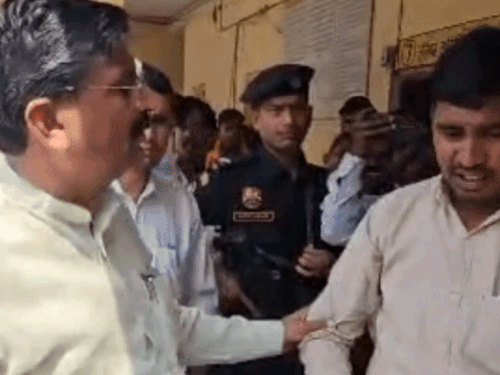 मंत्री बेदी ने हड़ताल पर बैठे कर्मियों से की मुलाकात:नरवाना नगर परिषद में पहुंचे; सीएम तक मांगें पहुंचाने का दिया आश्वासन