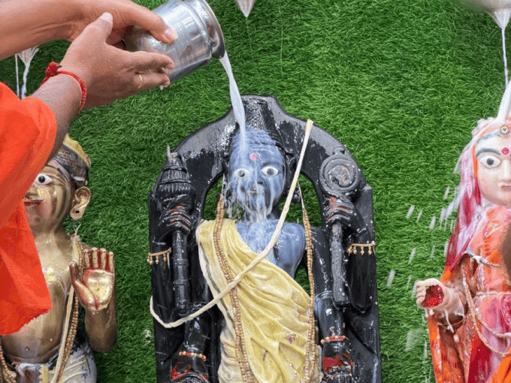 6 किलो सोने के सिंहासन पर विराजे लक्ष्मीनारायण देव:बुरहानपुर के 200 साल पुराने स्वामीनारायण मंदिर में पुरुषोत्तम मास में रोज दुग्ध अभिषेक