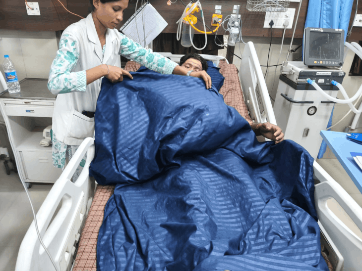 सारनी थर्मल प्लांट में करंट लगने से मजदूर झुलसा:बिजली बंद बताकर चालू केबल कटवाया, 55 फीसदी जला, अस्पताल में भर्ती