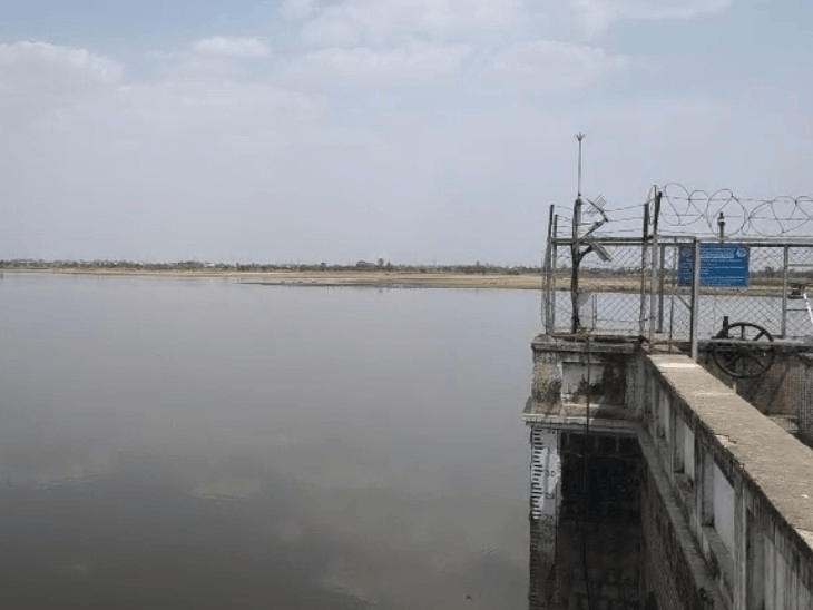 सीहोर के सात गांवों में गहराया जल संकट:हाईकोर्ट के आदेश के बावजूद 14 साल से जमोनिया तालाब का पानी नहीं छोड़ा गया