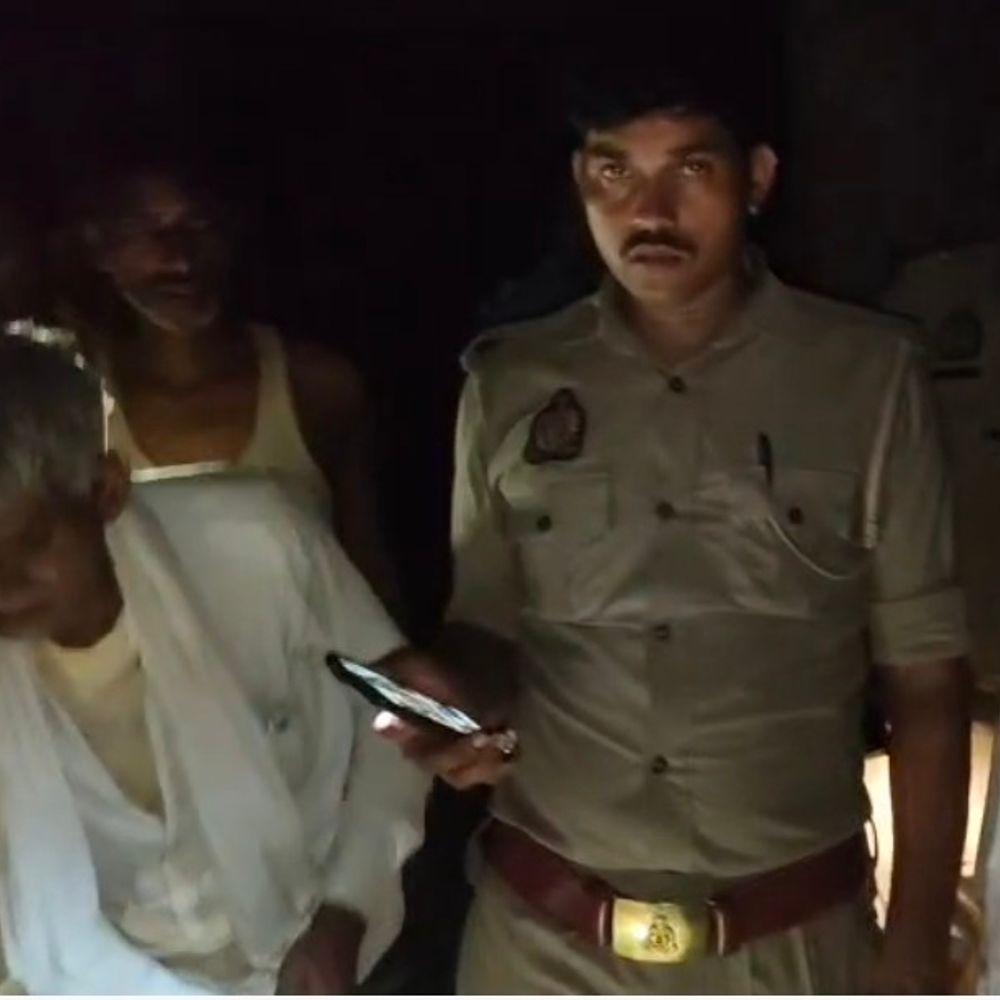 कौशांबी में करंट लगने से अधेड़ की मौत:मोबाइल चार्ज करते समय शार्ट सर्किट से हुआ हादसा, पुलिस ने शव पोस्टमॉर्टम के लिए भेजा