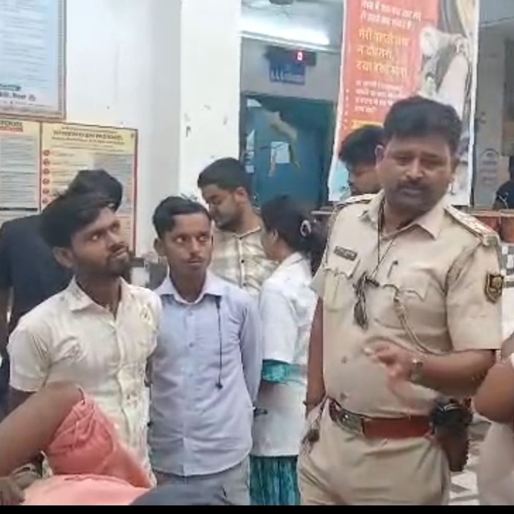 सुरसंड में अनियंत्रित होकर बाइक सवार गिरा:युवक गंभीर घायल, सीतामढ़ी रेफर; बखरी गांव के पास हादसा