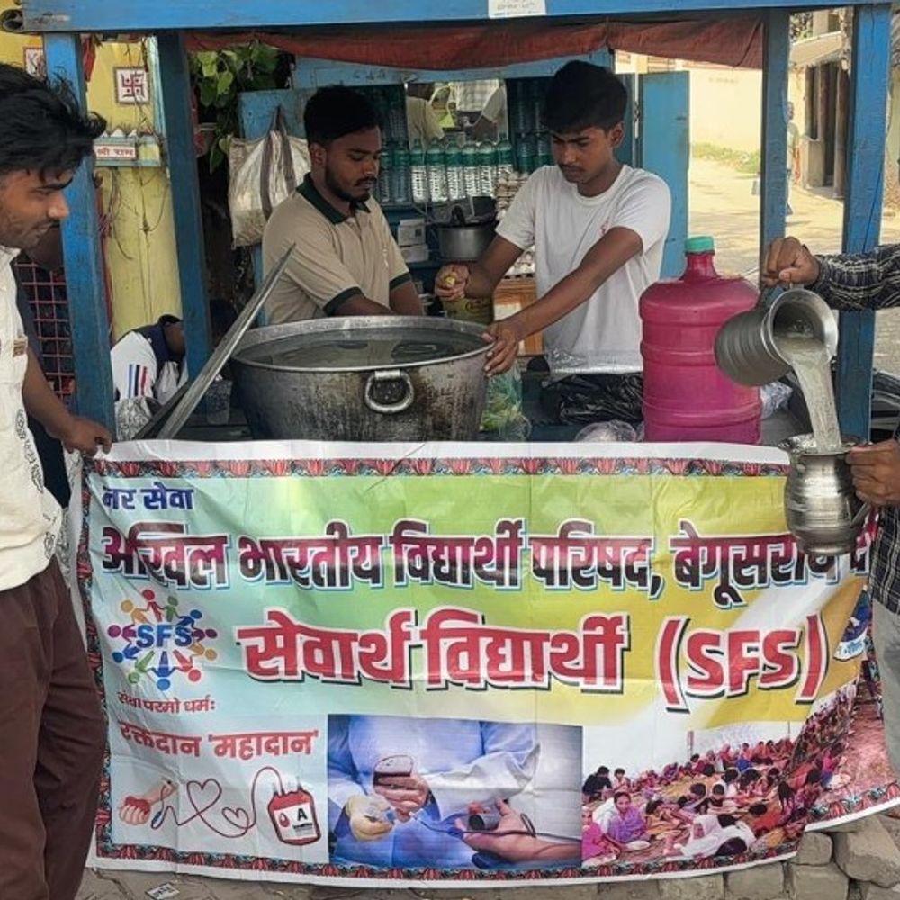 गर्मी में ABVP ने राहगीरों को शीतल पेय जल पिलाया:गांधी चौक पर कार्यकर्ताओं की पहल, लोगों को मिली राहत
