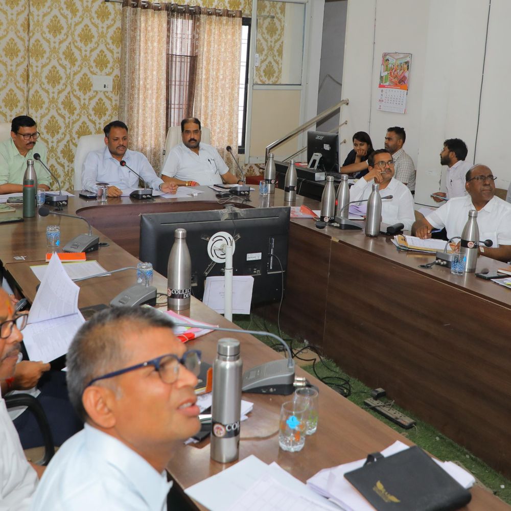 सीएम हेल्पलाइन शिकायतों में लापरवाही पर देवास कलेक्टर सख्त:एक साल लंबित मामलों में पटवारी-सचिव निलंबित, अधिकारियों की वेतन वृद्धि रोकी