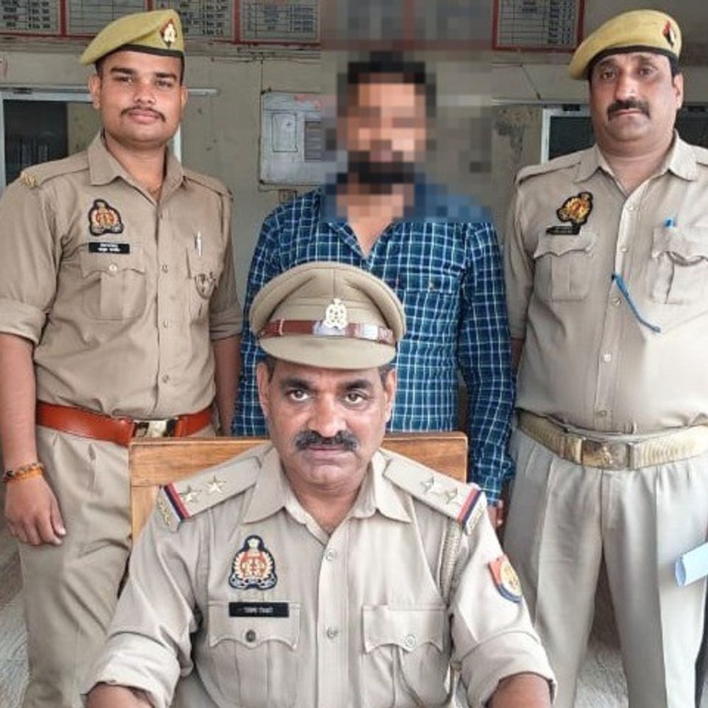सपा महिला नेता से मारपीट का आरोपी गिरफ्तार:मुगलसराय पुलिस ने फायर ब्रिगेड के पास से दबोचा, बाल खींचकर पटककर मारा था