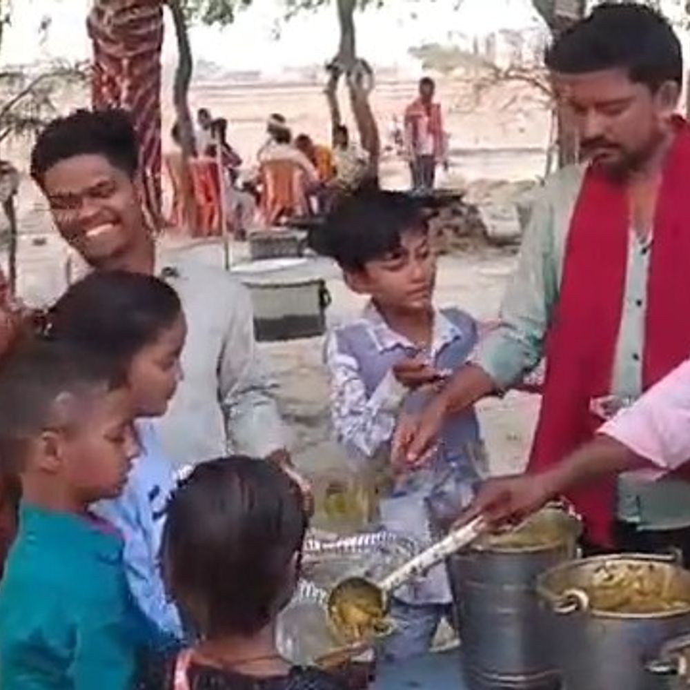 चंदौली में दैत्रा बाबा मंदिर में वार्षिक पूजन और भंडारा:मंदिर में दर्शन पूजन कर श्रद्धालुओं ने प्रसाद लिया