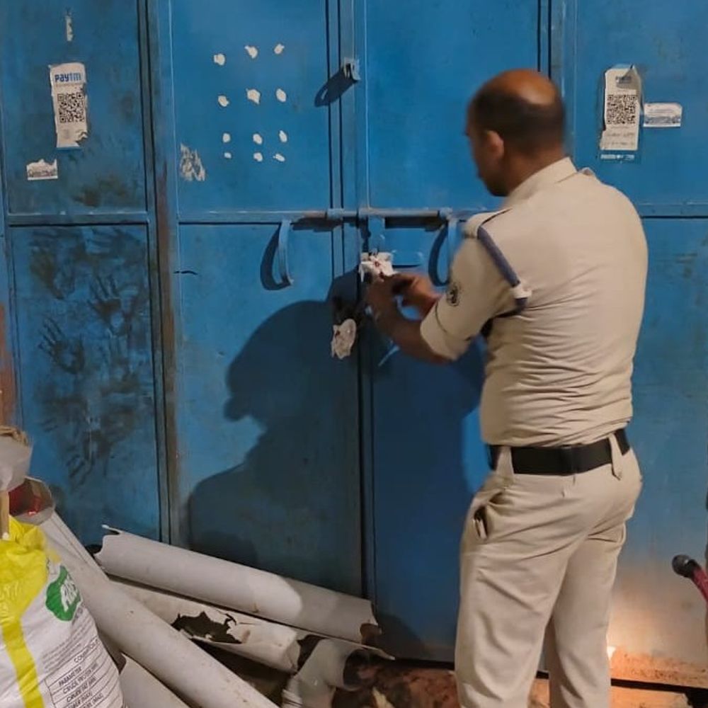 अवैध कबाड़ पर पुलिस का बड़ा एक्शन, 40 गोदाम सील:छापेमारी के दौरान 18 गिरफ्तार, कबाड़ से भरा वाहन जब्त