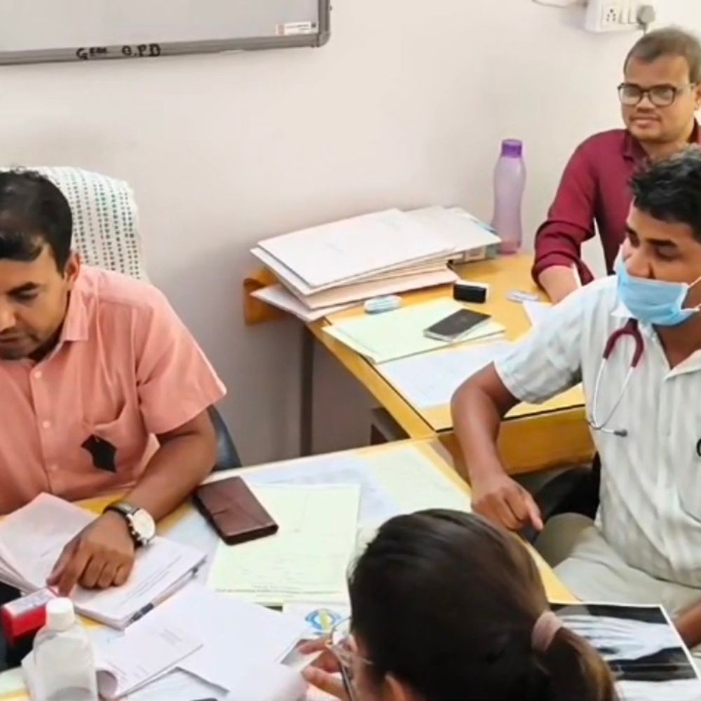 डॉक्टरों ने काली पट्टी बांधकर किया मरीजों का इलाज:कल से पेनडाउन हड़ताल की दी चेतावनी, 3 महीने से सेलरी नहीं मिलने को लेकर आक्रोश