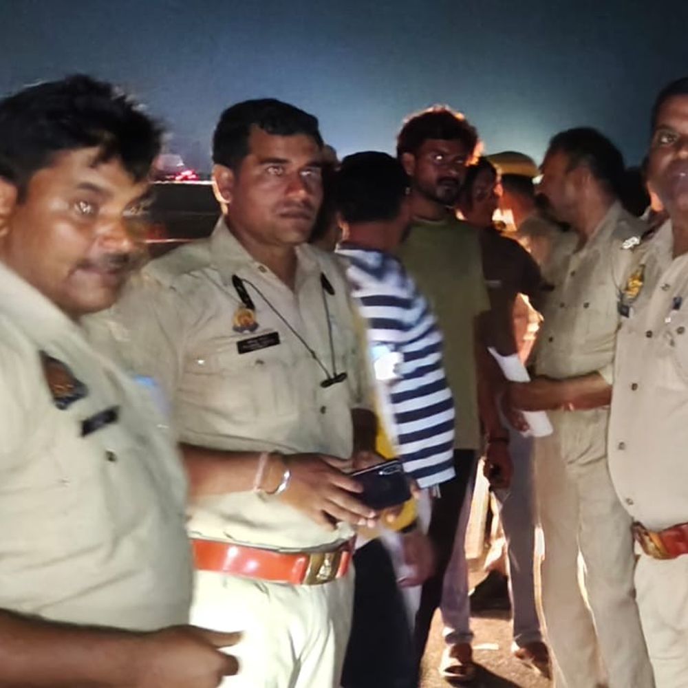 उन्नाव में अज्ञात-वाहन की टक्कर से दो युवकों की मौत:लखनऊ-आगरा एक्सप्रेसवे पर अंतिम संस्कार से लौटते समय हादसा