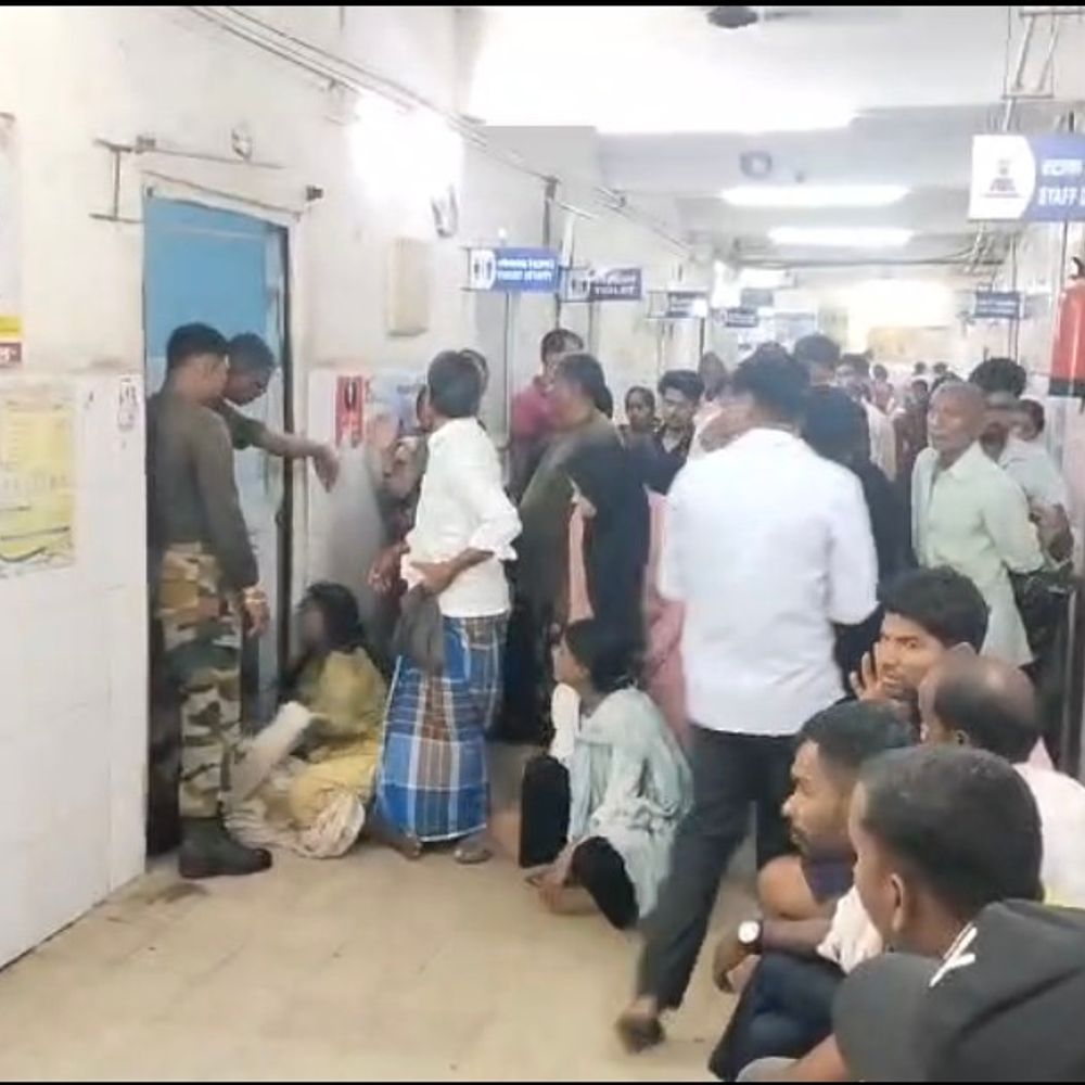 बाइक स्टंट करते समय दो दोस्त हुए हादसे का शिकार:अरवल सदर अस्पताल में इलाज के दौरान एक की मौत, परिजनों ने डॉक्टरों पर लापरवाही का आरोप लगा किया हंगामा