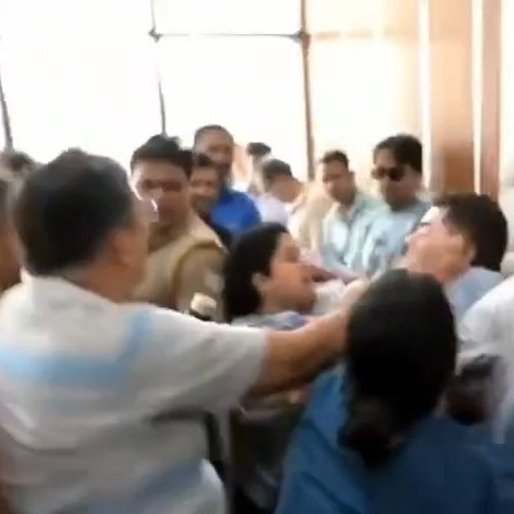 ग्रेटर नोएडा सोसाइटी में महिला से मारपीट:जीबीएम बैठक में अभद्रता का आरोप, वीडियो वायरल; केस दर्ज