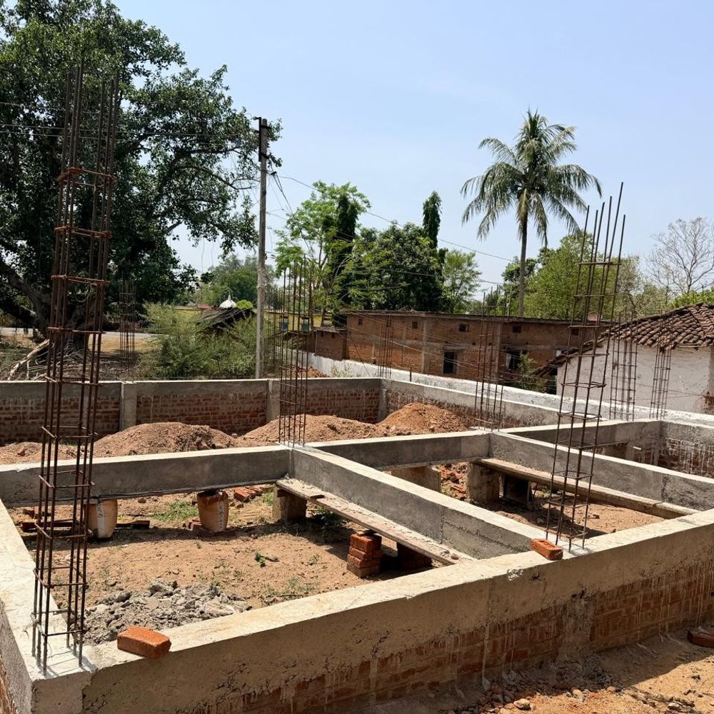 कटनी में 30 लाख के मंगल भवन निर्माण में भ्रष्टाचार:लोग बोले- मिट्टी की ईंटें, 14 की जगह 9 इंच के पिलर पर खड़ा किया ढांचा