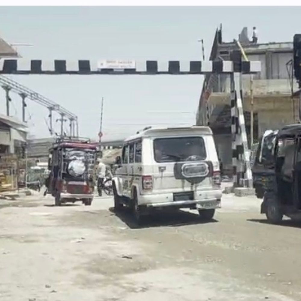 निवाड़ी-टीकमगढ़ रोड पर रेलवे फाटक के पास खतरा:ओवरब्रिज निर्माण से सड़क पर गड्ढे; एसडीएम ने दिए मरम्मत के निर्देश