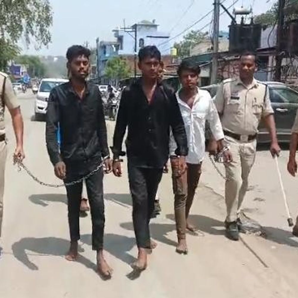 पुलिस ने बदमाशों का निकाला जुलूस, कान पकड़कर कराई उठक-बैठक:सीतामढ़ी चौक पर पुरानी रंजिश में युवक को घेरकर लात-घूंसों से पीटा था,तीन आरोपी गिरफ्तार