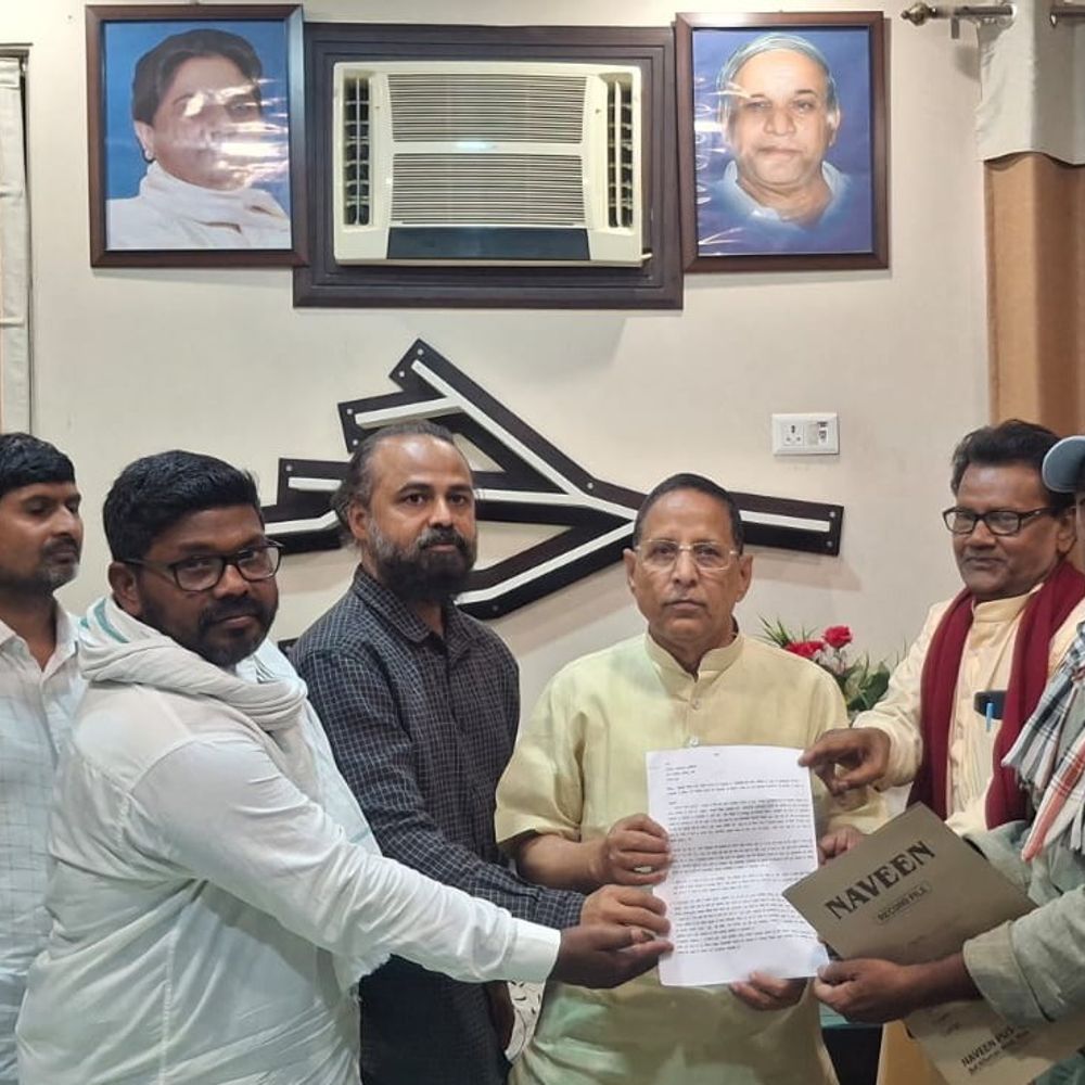 मऊ में नाले पर ट्रांसफार्मर लगाने का विरोध:वामपंथी संगठनों ने सुरक्षा मानकों की अनदेखी पर जान का खतरा बताया