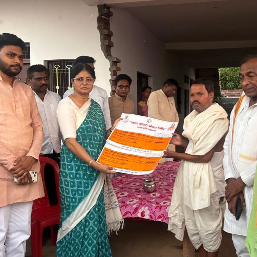 अनुप्रिया पटेल ने आपदा पीड़ितों को सहायता चेक सौंपा:राज्य आपदा निधि से 4-4 लाख के चेक दिए, हर संभव मदद का आश्वासन