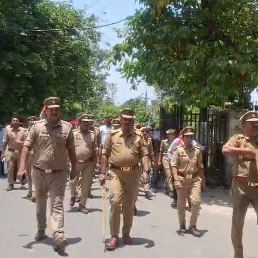 सपा ने कन्नौज कलेक्ट्रेट में किया प्रदर्शन:बिजली संकट, महंगाई और भ्रष्टाचार पर घेरा, नारेबाजी करते हुए पहुंचे