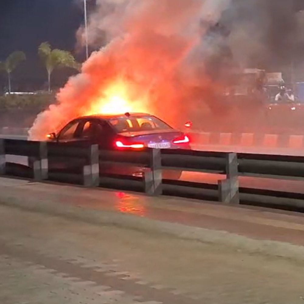 पटना- मरीन ड्राइव पर BMW कार में लगी आग:45 मिनट की मशक्कत के बाद पाया गया काबू, कार पूरी तरह से जलकर खाक