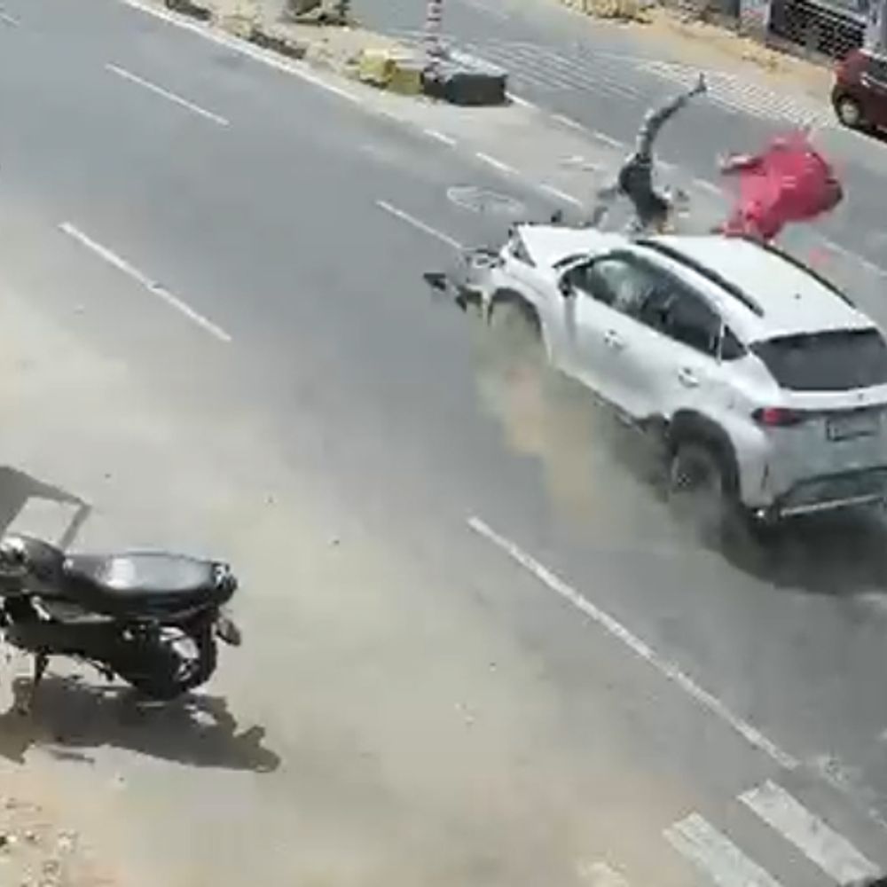 जयपुर में कार ने बाइक सवार दंपती को उड़ाया, VIDEO:रोड क्रॉस करते समय मारी टक्कर, 20 फीट दूर उछलकर दूर जा गिरे