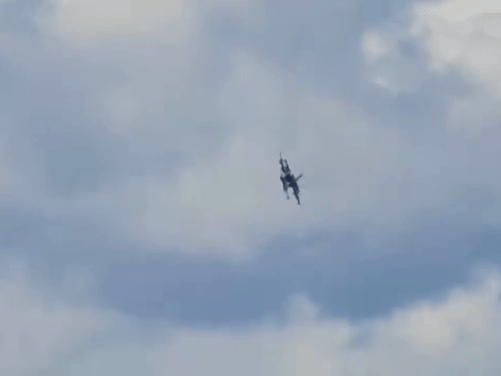अमेरिका में दो EA-18 फाइटर जेट क्रैश:एयर शो के दौरान हवा में टकराए, एयर फोर्स बेस बंद; सभी 4 क्रू मेंबर सुरक्षित