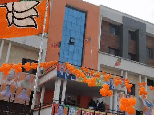 दो दिन मोबाइल से दूर रहेंगे माननीय:17, 18 मई को सहजनवा में आयोजित जिला प्रशिक्षण वर्ग में शामिल होंगे
