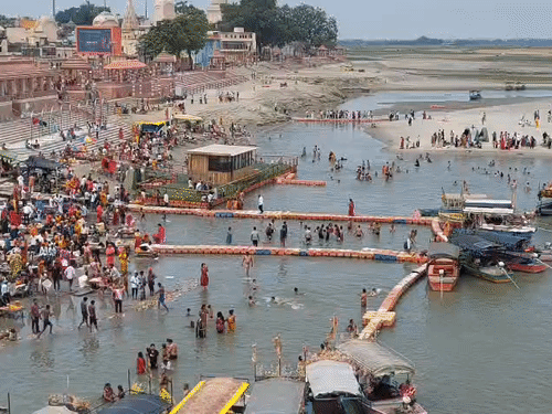 बुद्ध पूर्णिमा पर सरयू में आस्था की डुबकी:नेपाल तक से पहुंचे दो लाख श्रद्धालु; स्नान-दान के बाद मंदिरों में दर्शन का सिलसिला