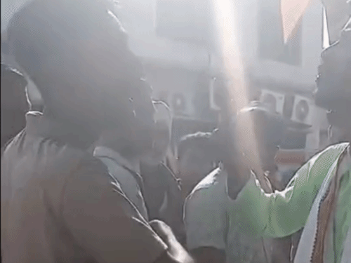 जालौन में मामूली विवाद पर बाइक सवार को पीटा, VIDEO:गाड़ी से टक्कर लगने के बाद मारपीट, पुलिस जांच में जुटी