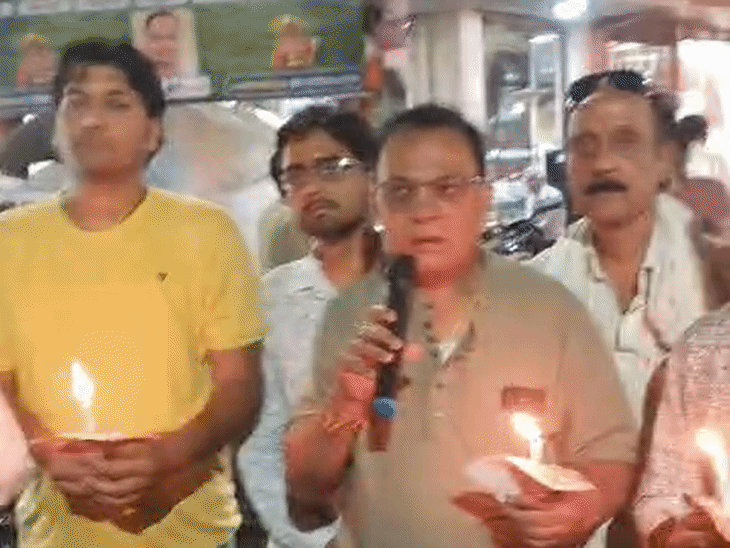 सराफा व्यापारियों ने बरगी हादसे के मृतकों को दी श्रद्धांजलि:जबलपुर के सराफा चौक पर हुई सभा; क्रूज स्टाफ पर कार्रवाई की मांग